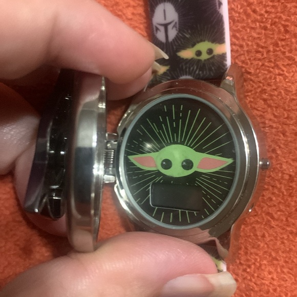 Star Wars Mandalorian Baby Yoda LCD Flip Top Spinner Watch - Picture 5 of 8